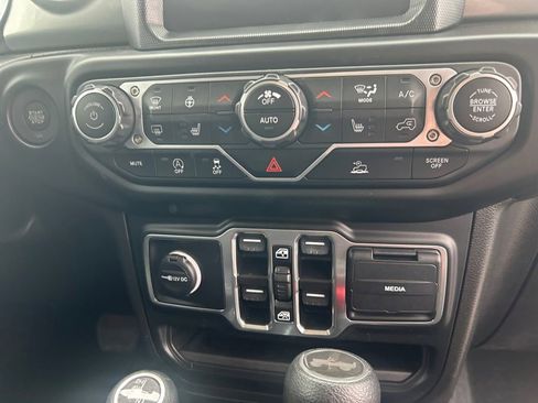 Used 2023 Jeep Wrangler Unlimited Sahara w/ Cold Weather Group AWD/4WD image 17