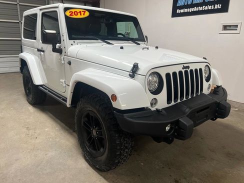 Used 2017 Jeep Wrangler Sahara image 6