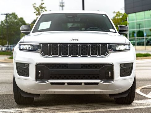 Used 2022 Jeep Grand Cherokee Overland w/ Luxury Tech Group IV AWD/4WD image 2