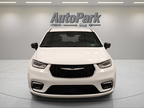 Certified 2025 Chrysler Pacifica Select FWD image 3