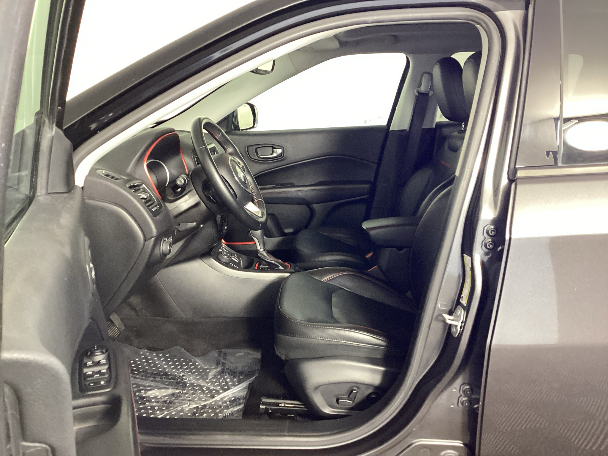 Used 2018 Jeep Compass Trailhawk w/ Leather Interior Group AWD/4WD image 16