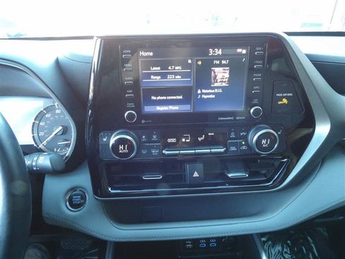 Used 2022 Toyota Highlander XLE image 27