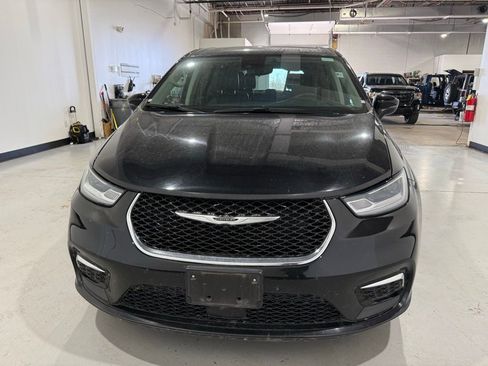 Used 2023 Chrysler Pacifica Touring-L image 3