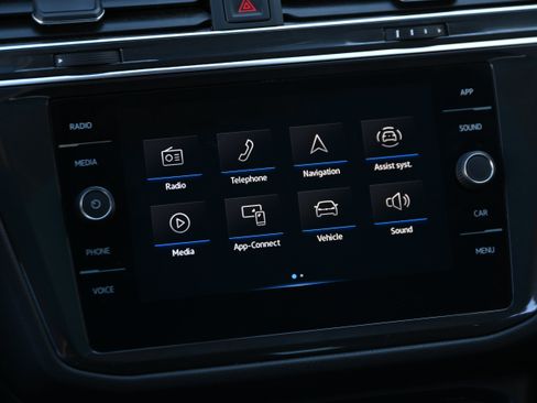 Used 2023 Volkswagen Tiguan SE w/ Panoramic Sunroof Package FWD image 32