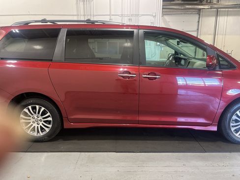 Used 2020 Toyota Sienna XLE Premium w/ Carpet Mat Package FWD image 5