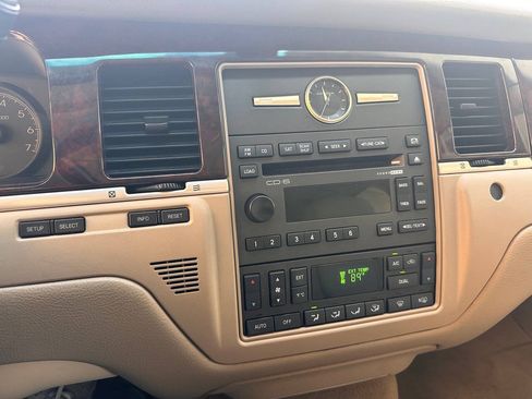 Used 2007 Lincoln Town Car Signature Limited RWD image 18
