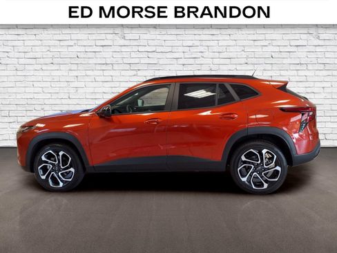 Used 2024 Chevrolet Trax RS w/ Sunroof Package FWD image 2
