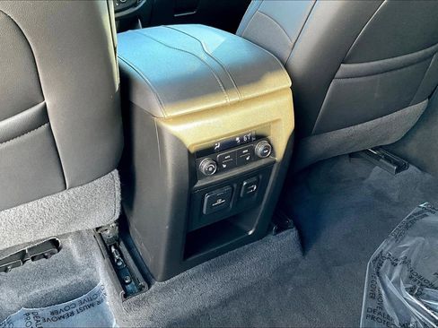 Used 2023 Chevrolet Traverse High Country image 11