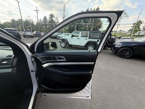 Used 2017 Ford Explorer XLT w/ Equipment Group 202A AWD/4WD image 21