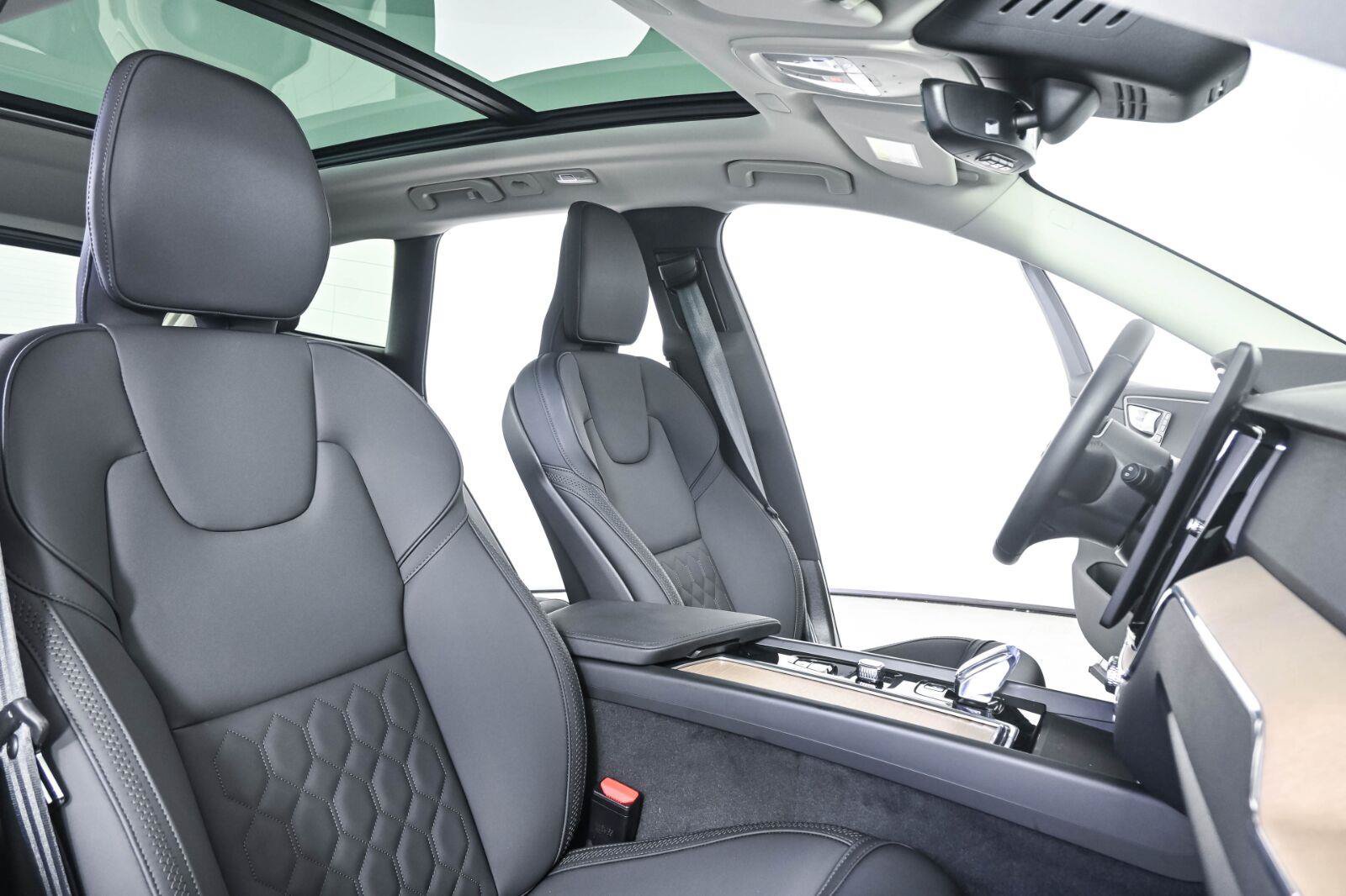 Certified 2026 Volvo XC60 B5 Plus AWD/4WD image 21