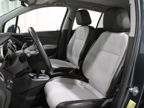 Certified 2022 Chevrolet Trax LT w/ LT Convenience Package image 5