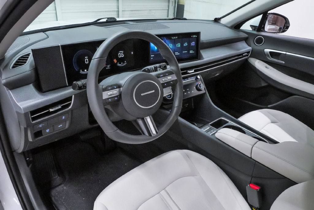 Used 2026 Hyundai Sonata SEL FWD image 2