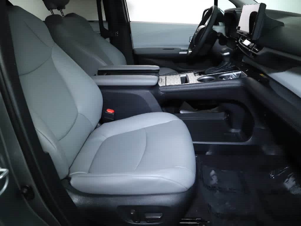 Used 2026 Toyota Sienna XLE AWD/4WD image 33