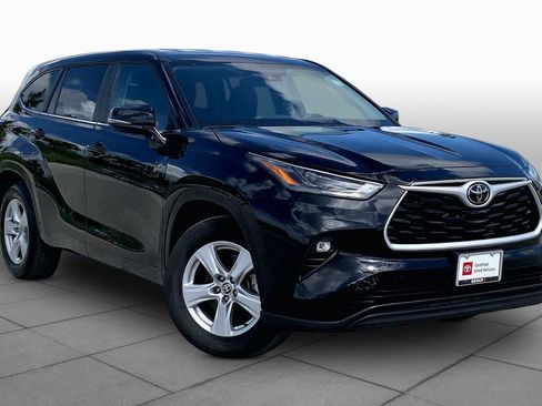 Used 2025 Toyota Highlander LE FWD image 3