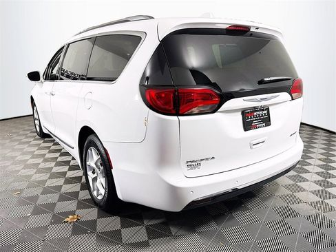Used 2020 Chrysler Pacifica Limited image 5