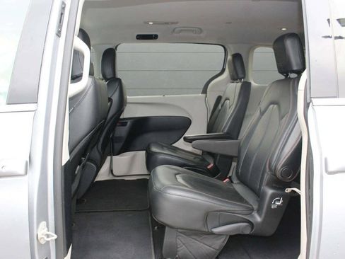 Used 2020 Chrysler Pacifica Touring-L FWD image 14