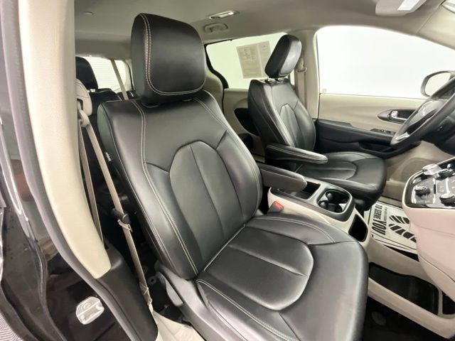 Used 2023 Chrysler Pacifica Touring-L FWD image 14