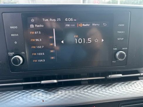 Used 2024 Kia Carnival LX FWD image 15