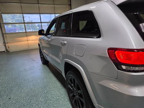 Used 2019 Jeep Grand Cherokee Altitude AWD/4WD image 10