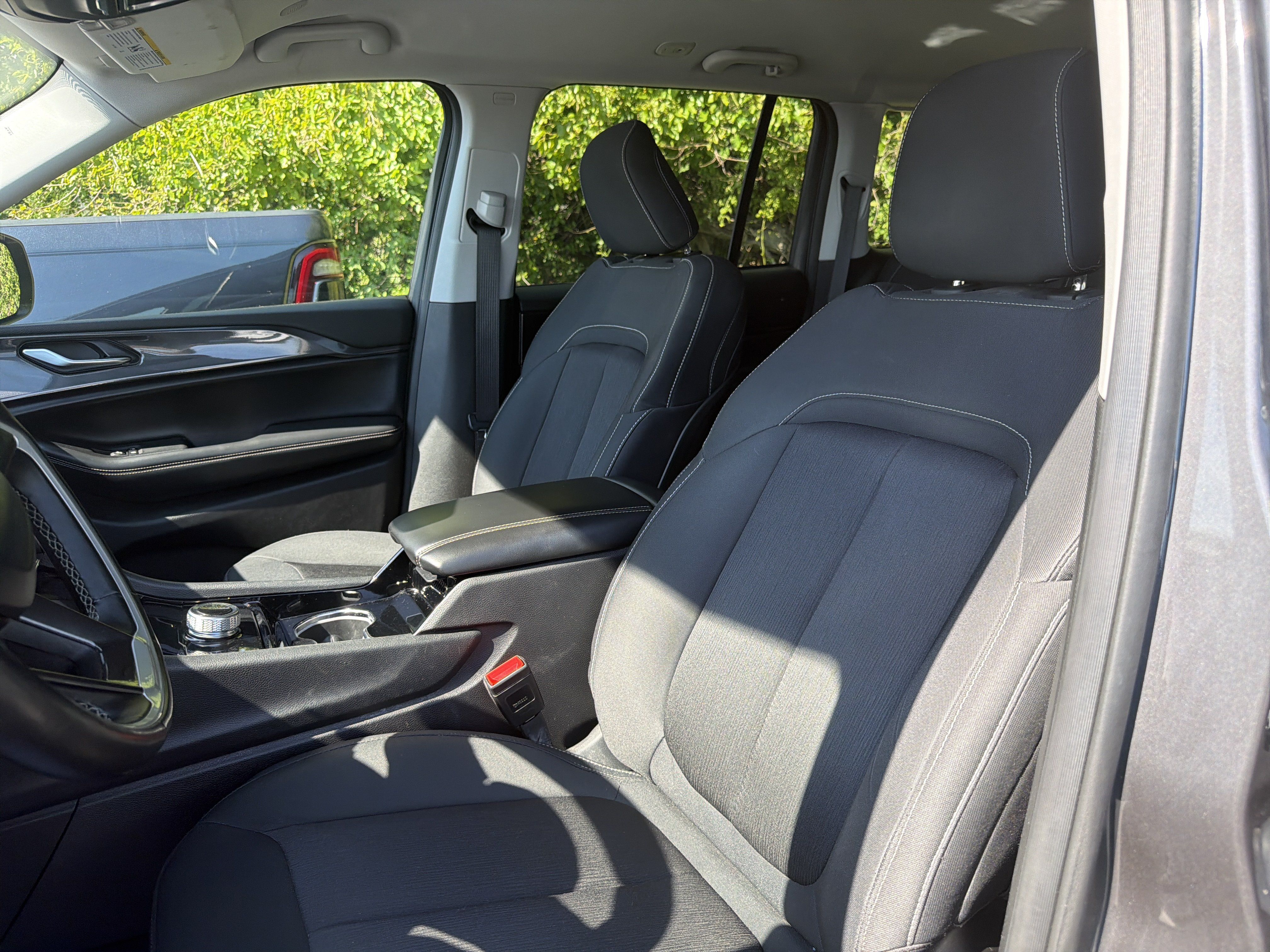Used 2022 Jeep Grand Cherokee Laredo w/ Luxury Tech Group I AWD/4WD image 14