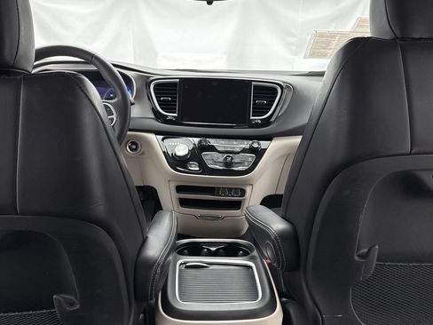 Used 2023 Chrysler Pacifica Touring-L FWD image 31