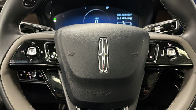 Used 2025 Lincoln Corsair Grand Touring AWD/4WD image 16