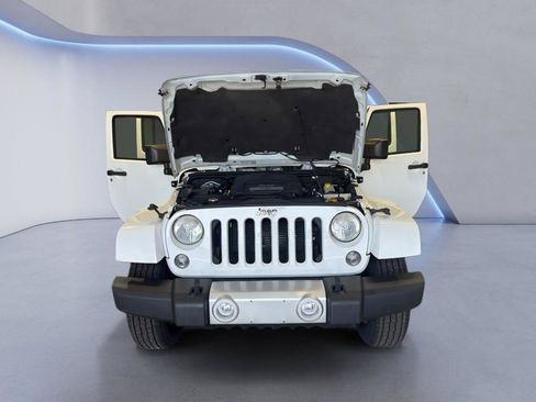 Used 2014 Jeep Wrangler Unlimited Sahara w/ Dual Top Group AWD/4WD image 10