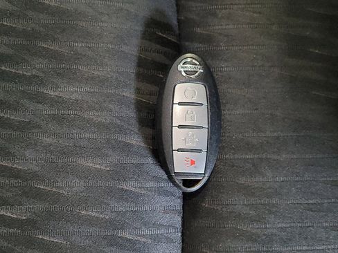 Used 2018 Nissan Rogue SV image 32