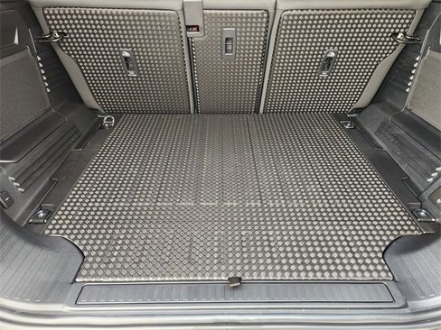 New 2026 Land Rover Defender 110 X-Dynamic SE image 22