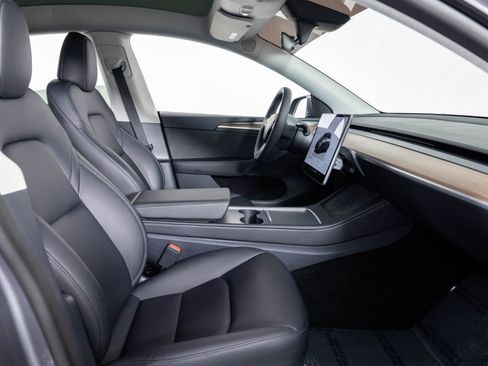 Used 2025 Tesla Model Y Long Range image 26