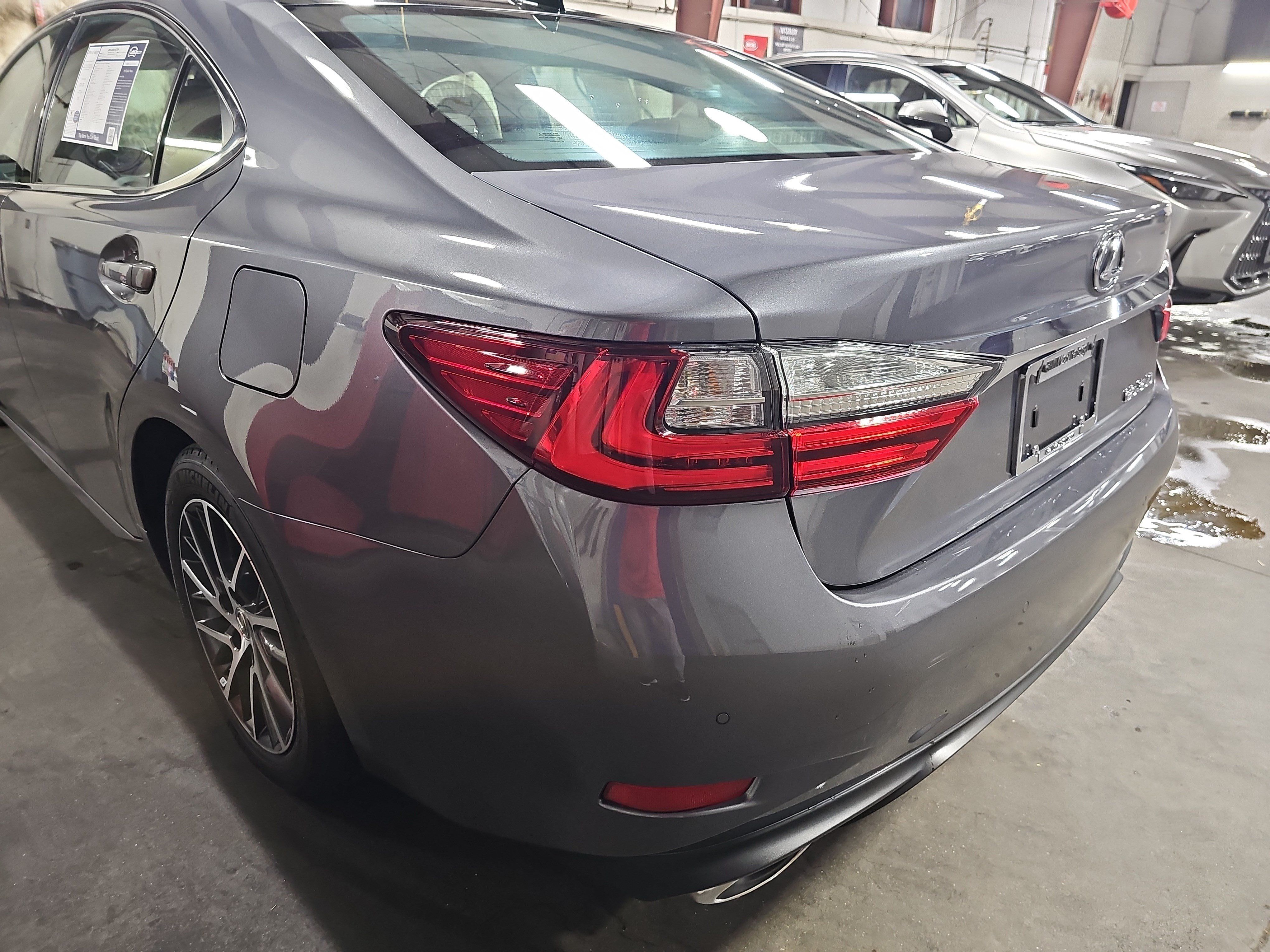 Used 2018 Lexus ES 350 w/ Luxury Package w/Wood Trim FWD image 35