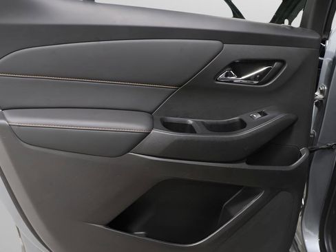 Used 2021 Chevrolet Traverse LT image 23