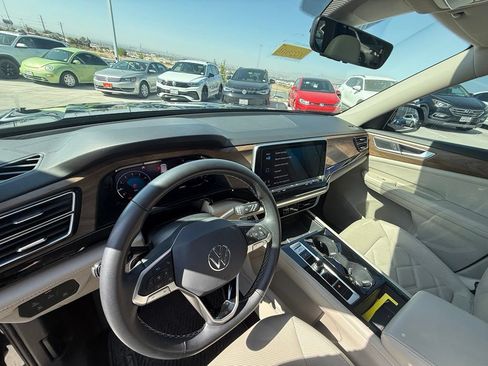 Used 2024 Volkswagen Atlas SE w/ Panoramic Sunroof Package FWD image 13