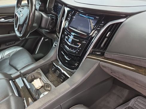 Used 2017 Cadillac Escalade Platinum AWD/4WD image 33