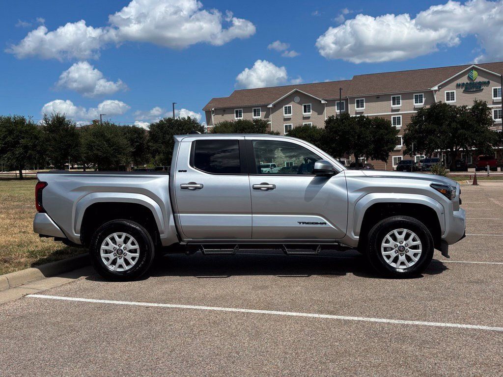 Used 2026 Toyota Tacoma SR5 AWD/4WD image 5