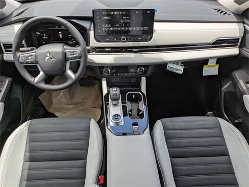 New 2025 Mitsubishi Outlander SE image 15