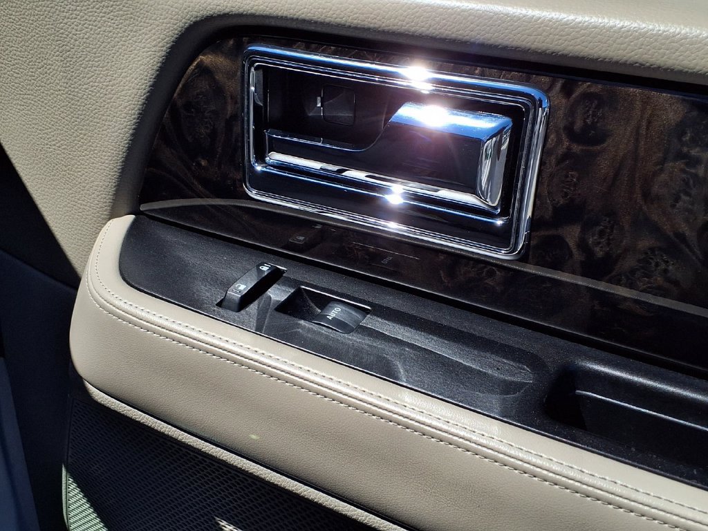 Used 2015 Lincoln Navigator 2WD image 35