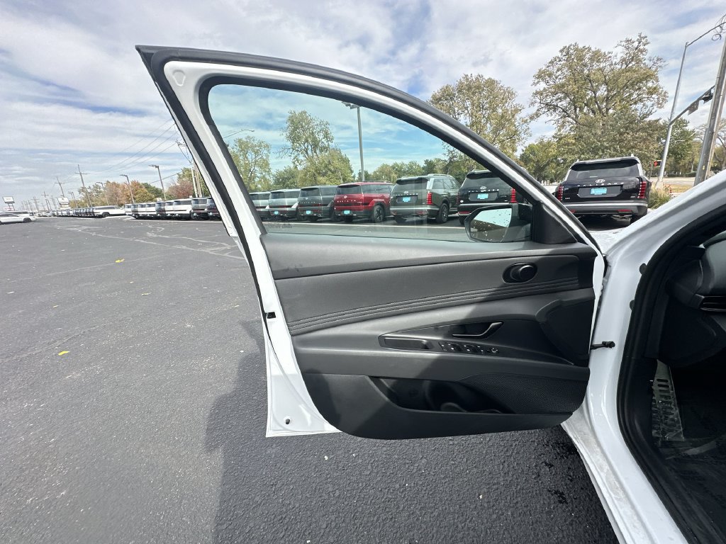 New 2026 Hyundai Elantra SEL FWD image 22