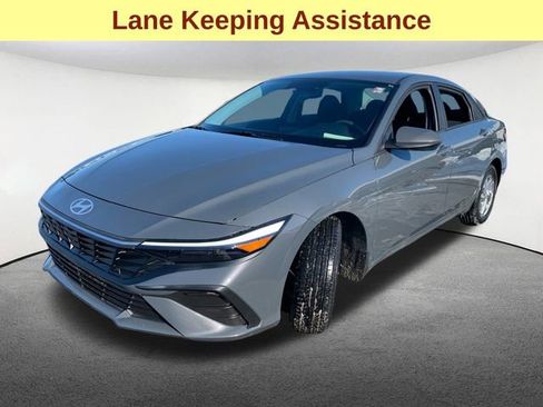 Used 2024 Hyundai Elantra SE image 5