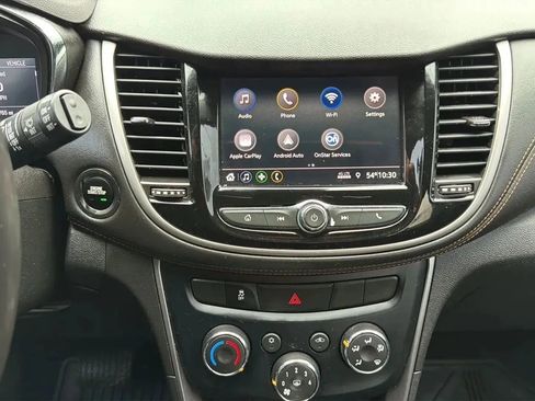 Used 2020 Chevrolet Trax LT w/ Sun & Sound Package FWD image 18