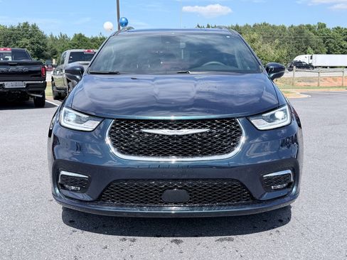 Used 2022 Chrysler Pacifica Touring FWD image 3