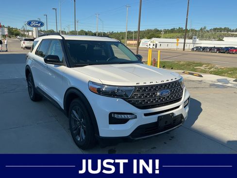 Used 2023 Ford Explorer XLT w/ Equipment Group 202A AWD/4WD image 3