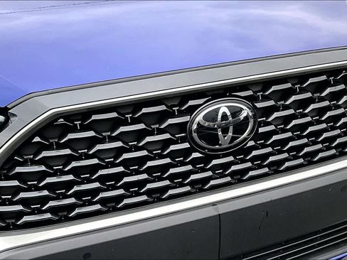 Certified 2024 Toyota Corolla Cross XLE image 28