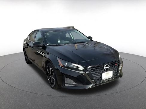 Used 2025 Nissan Altima 2.5 SR image 3