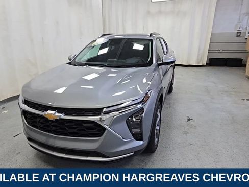 Used 2024 Chevrolet Trax LT w/ Driver Confidence Package FWD image 3