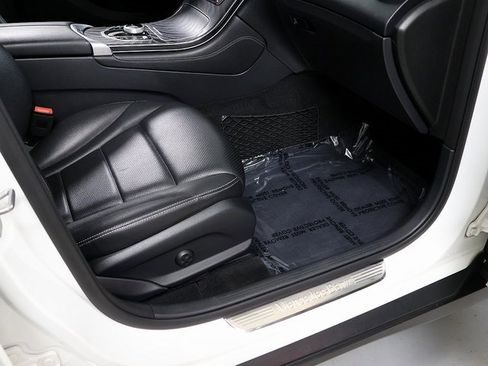 Used 2019 Mercedes-Benz GLC 300 4MATIC image 34