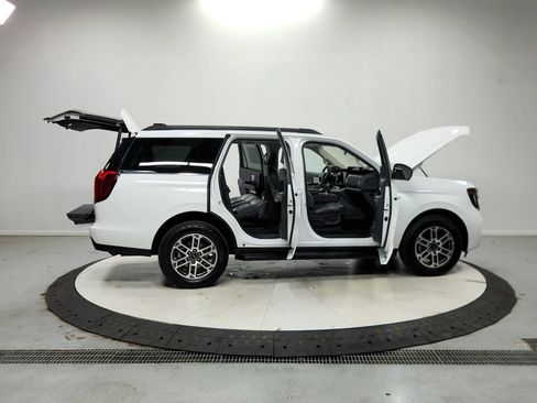 Used 2025 Ford Expedition Active AWD/4WD image 17
