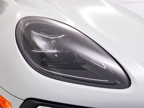 Used 2023 Porsche Macan Turbo AWD/4WD image 9