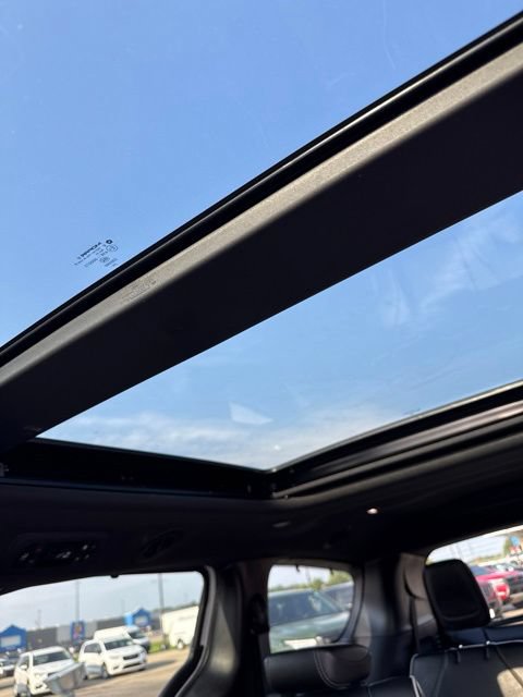 Used 2025 Chrysler Pacifica Limited FWD image 23