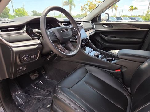 Used 2024 Jeep Grand Cherokee Limited w/ Black Appearance Package AWD/4WD image 29
